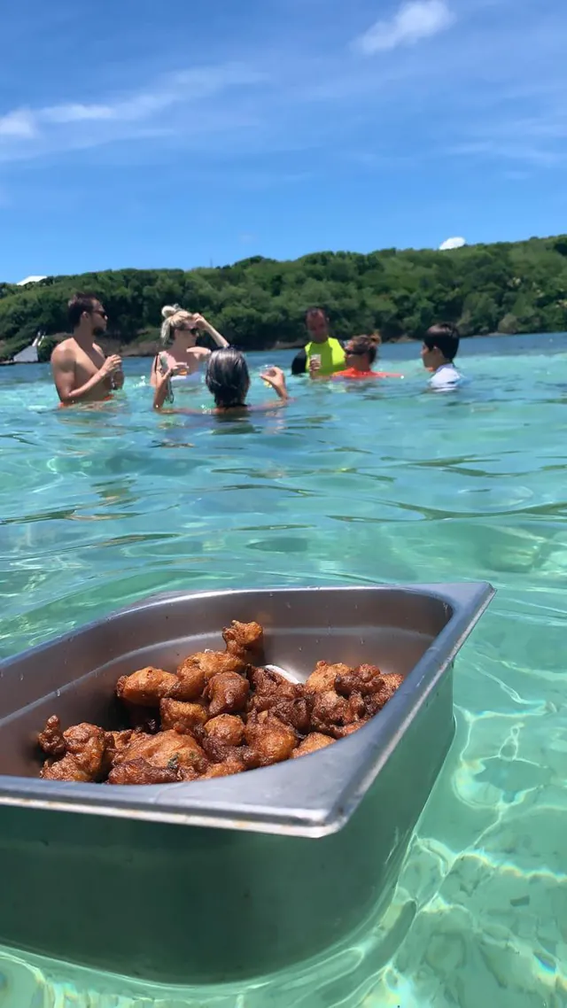 Accras servis dans un bac flottant, apéro dans l'eau