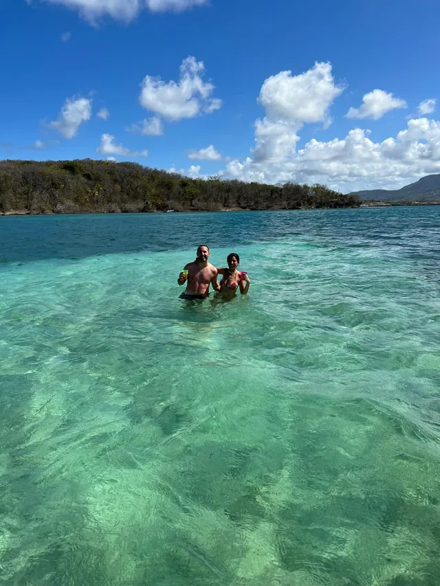 Baigneurs dans une eau turquoise