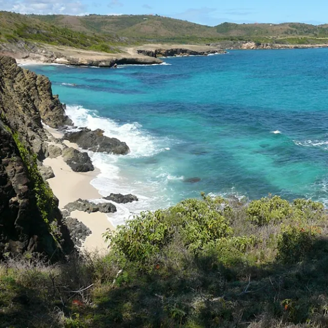 Côte rocheuse et plage de sable