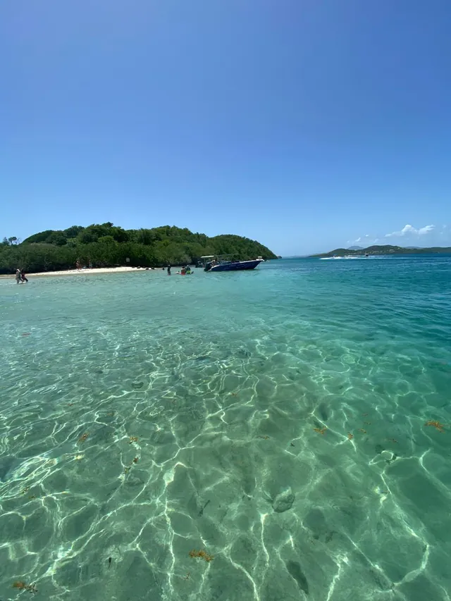 Îlet avec une plage de sable et des bateaux