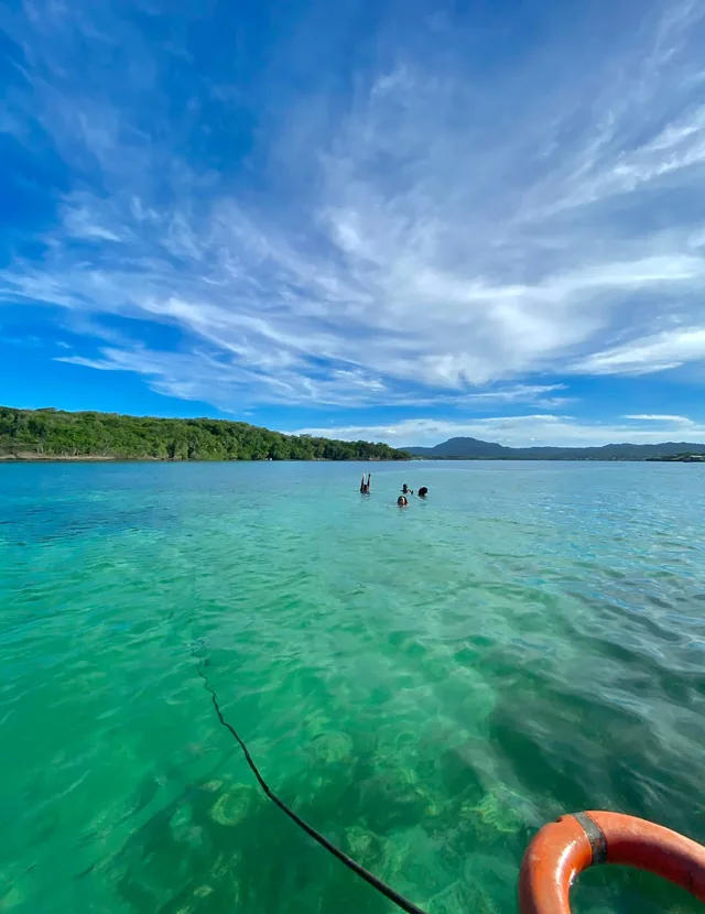 Lagon turquoise sous un grand ciel d'après-midi