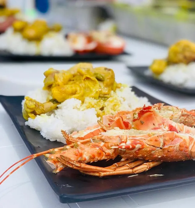 Plat de langouste avec du riz, repas créole de la journée complète