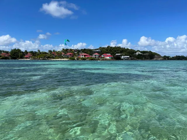 Récifs et eau turquoise devant la côte